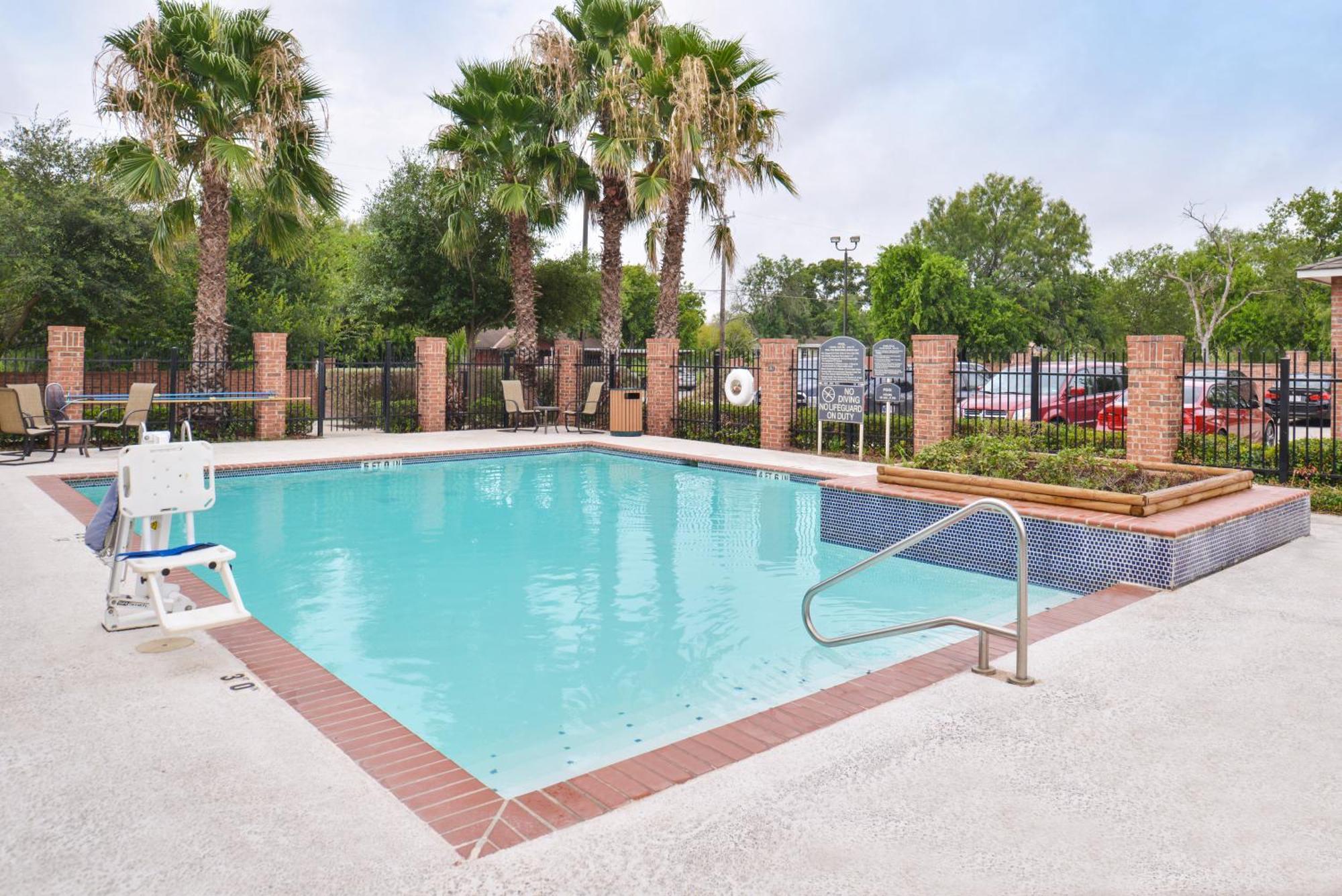 Holiday Inn Express & Suites San Antonio South Exteriér fotografie